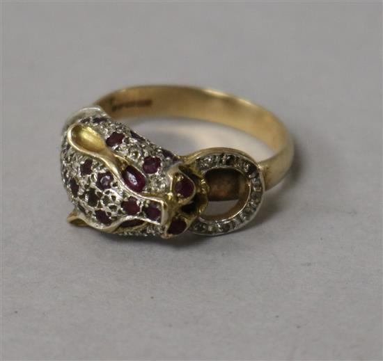 A modern 9ct gold and gem set leopards head dress ring, size M.